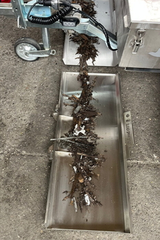 Escoba magnética MS 2000 F FALCON – limpieza de impurezas metálicas en la nave de una planta automovilística