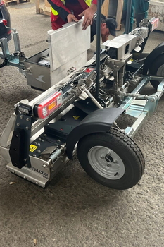 Escoba magnética MS 2000 F FALCON – limpieza de impurezas metálicas en la nave de una planta automovilística