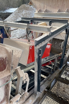 Overband magnético DND-AC sobre la cinta transportadora – trituración de piedra caliza en la planta de cemento