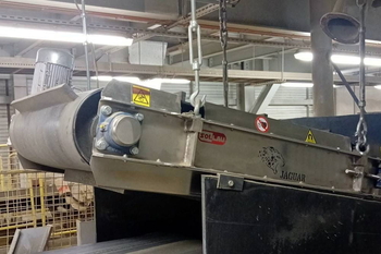 Placa magnética DND-AC Mx8 F BEAST sobre la cinta transportadora con combustible sólido alternativo CSA
