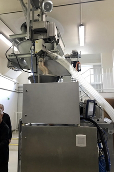 Detector de metales en caída QUICKTRON 07 RH HyQ Clean – granulación y homogeneización de mezclas en la producción farmacéutica