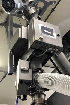 Detector de metales en caída QUICKTRON 07 RH HyQ Clean – granulación y homogeneización de mezclas en la producción farmacéutica