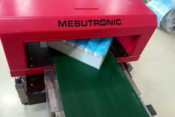 Detector de metales en forma de túnel METRON 05 D – control final en una instalación alimentaria