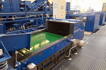 Separador de metales no ferrosos ECS con alimentador vibratorio – separación de aluminio en el reciclaje de metales
