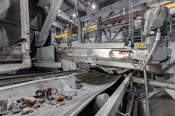 Placa magnética con limpieza automática DND-AC Mp F LION – separación de metales no ferrosos de la escoria de una incineradora