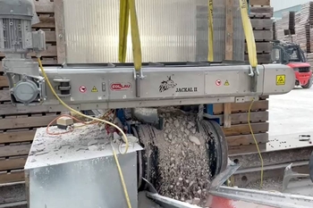 Placa magnética autolimpiante para trituradoras móviles – separación de barras corrugadas durante la trituración de hormigón