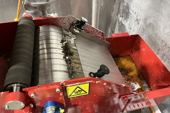 Separador magnético rotativo MVS – limpieza de la emulsión de refrigeración en una máquina herramienta en la industria mecánica