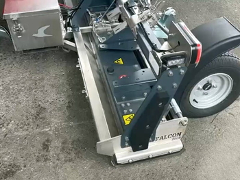 Escoba magnética MS 2000 F FALCON con el módulo EasyDemag – limpieza de virutas en un recinto de la industria mecánica