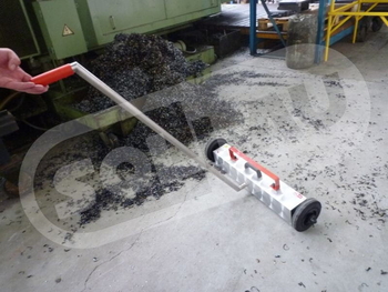 Escoba magnética MZ - limpieza de virutas en un recinto de la industria mecánica