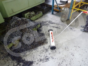 Escoba magnética MZ - limpieza de virutas en un recinto de la industria mecánica