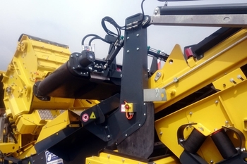 Placa magnética autolimpiante JACKAL en una trituradora móvil en una cantera