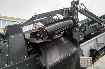 Placa magnética autolimpiante JACKAL en una trituradora móvil en una cantera