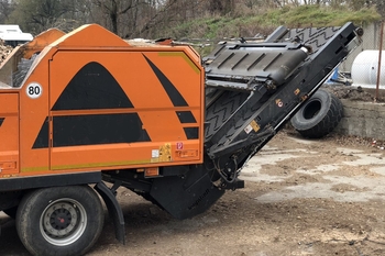 Placa magnética autolimpiante JACKAL en una trituradora móvil en una cantera