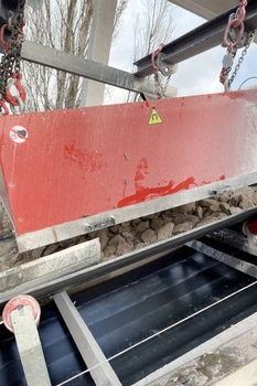 Placa magnética DND-AC sobre un transportador de banda – protección de la trituradora de áridos en una cantera