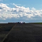 Cruz luminosa móvil para señalizar el cierre de la pista del aeropuerto