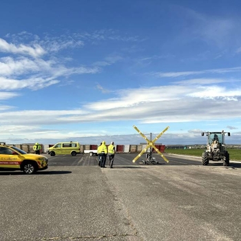 Cruz luminosa móvil FIREFLY 4 para señalizar el cierre de la pista del aeropuerto